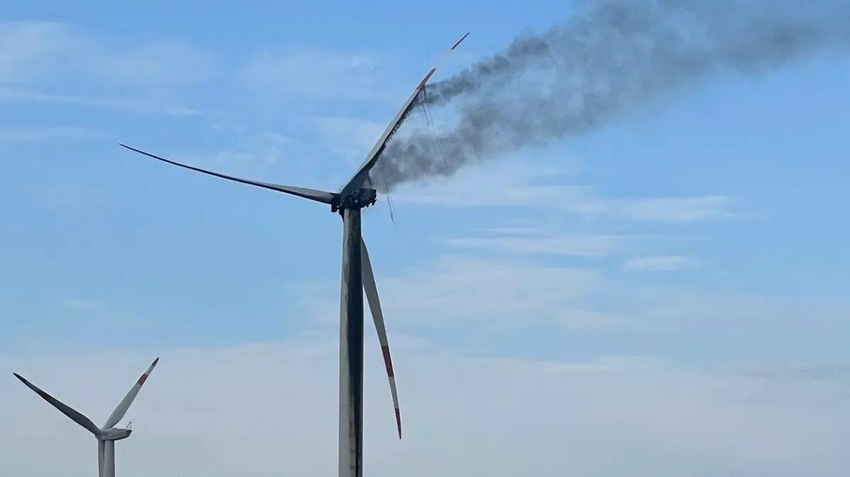 Brand bei Bad Liebenwerda: Zwischen Lausitz und Bönitz an der B183 hat das Maschinenhaus eines Windrades Feuer gefangen.