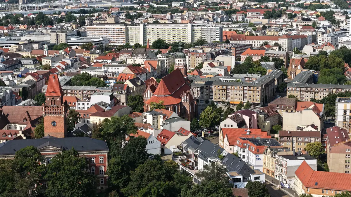 Luft Altstadt August 2025: Luftaufnahme vom 7. August 2025
Blick auf die Cottbuser Altstadt
Landgericht Cottbus mit Gerichtsturm (links) und Oberkirche St. Nikolai (rechts)