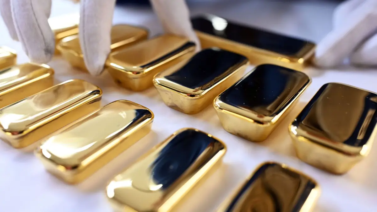 Goldpreis: ARCHIV - 20.03.2023, Baden-Württemberg, Pforzheim: Bei der Agosi AG in Pforzheim werden frisch gegossene Goldbarren gezeigt, die einen Feingoldgehalt von 99,99 Prozent haben (obere Reihe 1 Kilogramm je Stück, mittlere Reihe 500 Gramm je Stück, untere Reihe 250 Gramm je Stück). (zu dpa: «Goldpreis klettert - Bericht über US-Zölle auf Goldbarren») Foto: Uli Deck/dpa +++ dpa-Bildfunk +++