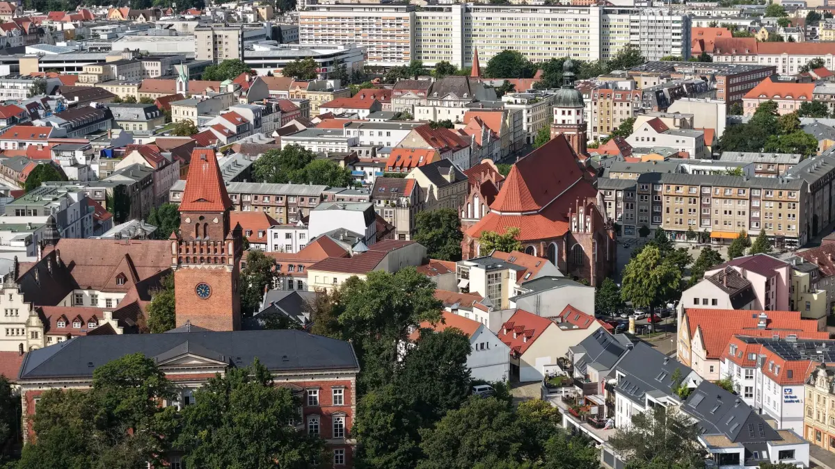 Luft Altstadt August 2025: Luftaufnahme vom 7. August 2025
Blick auf die Cottbuser Altstadt
Landgericht Cottbus mit Gerichtsturm (links) und Oberkirche St. Nikolai (rechts)