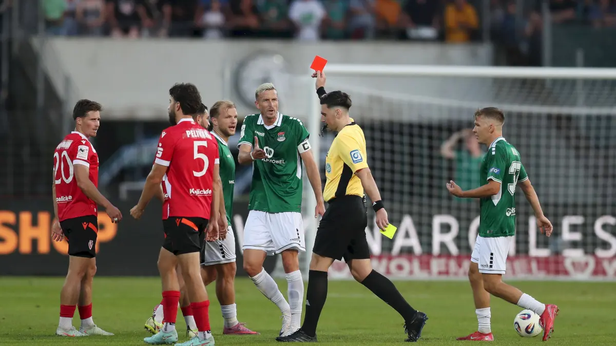 Hitziges Spiel zwischen 1. FC Schweinfurt und Energie Cottbus: Schiedsrichter Justin Hasmann schickte Schweinfurts Johannes Geis mit Gelb-Rot vom Platz.