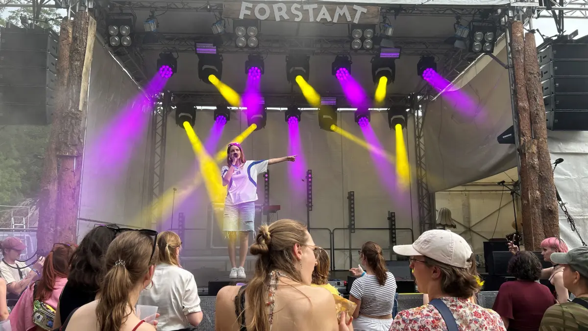 Die Sängerin Cosima Kiby steht auf der Bühne und verbindet Melancholie mit schnellen Beats.