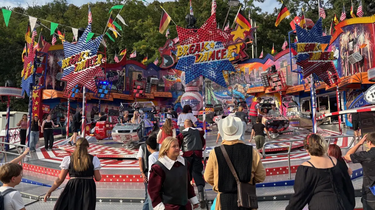 Antsurm auf den Rummel: Der Breakdancer gehört zu den beliebtesten Fahrgeschäften auf dem Heimatfest-Rummel in Spremberg.