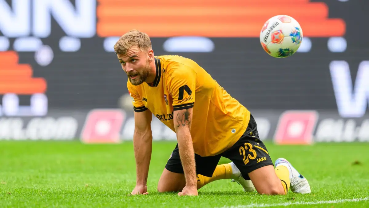 SG Dynamo Dresden - 1. FC Magdeburg: 09.08.2025, Sachsen, Dresden: Fußball, 2. Bundesliga, SG Dynamo Dresden - 1. FC Magdeburg, 2. Spieltag, Rudolf-Harbig-Stadion. Lars Bünning (Dynamo Dresden) hockt am Boden. Foto: Robert Michael/dpa - WICHTIGER HINWEIS: Gemäß den Vorgaben der DFL Deutsche Fußball Liga bzw. des DFB Deutscher Fußball-Bund ist es untersagt, in dem Stadion und/oder vom Spiel angefertigte Fotoaufnahmen in Form von Sequenzbildern und/oder videoähnlichen Fotostrecken zu verwerten bzw. verwerten zu lassen. +++ dpa-Bildfunk +++