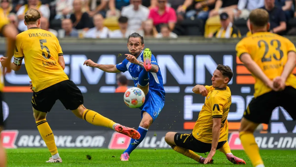 SG Dynamo Dresden - 1. FC Magdeburg: 09.08.2025, Sachsen, Dresden: Fußball, 2. Bundesliga, SG Dynamo Dresden - 1. FC Magdeburg, 2. Spieltag, Rudolf-Harbig-Stadion. Baris Atik (1. FC Magdeburg, M) und Sascha Risch (Dynamo Dresden, l-r), Vinko Sapina (Dynamo Dresden), Konrad Faber (Dynamo Dresden) und Lars Bünning (Dynamo Dresden) kämpfen um den Ball. Foto: Robert Michael/dpa - WICHTIGER HINWEIS: Gemäß den Vorgaben der DFL Deutsche Fußball Liga bzw. des DFB Deutscher Fußball-Bund ist es untersagt, in dem Stadion und/oder vom Spiel angefertigte Fotoaufnahmen in Form von Sequenzbildern und/oder videoähnlichen Fotostrecken zu verwerten bzw. verwerten zu lassen. +++ dpa-Bildfunk +++