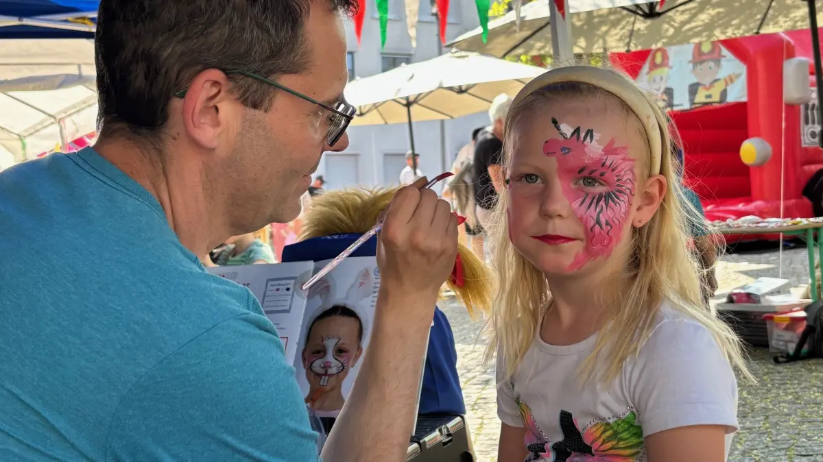 Josefine aus Lübbenau lässt sich zum Heimatfest in Spremberg von Enrico Schulze ein Einhorn ins Gesicht schminken. Am Kleinen Markt und im Bürger findet erstmals wieder das Kinderfest zum Heimatfest statt.