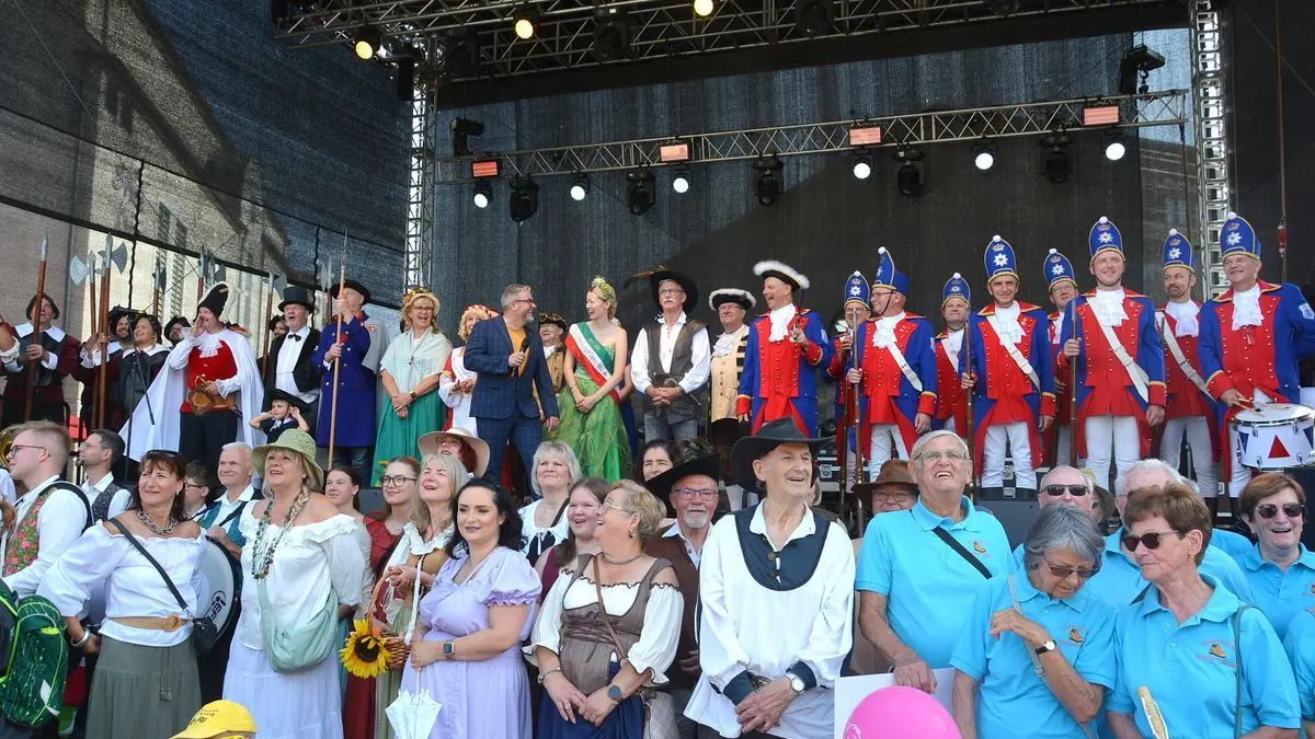 Heimatfest in Spremberg: Auf sieben Bühnen und mit rund 30.000 Besuchern aus der gesamten Region hat die Stadt Spremberg vier Tage Heimatfest gefeiert. Mit einem erweiterten Sicherheitskonzept und mehr Veranstaltungen von Bürgern für Bürger. Die Erfahrungen helfen, ein größeres Fest im Jahr 2026 vorzubereiten. Da jährt sich die urkundliche Ersterwähnung zum 725. Mal.