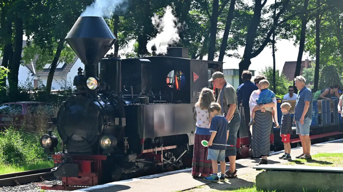 Parkeisenbahn Dampflok Aug 2025: Zahlreiche Fahrgäste nutzten am zurückliegenden Wochenende das schöne Sommerwetter, um mit der Cottbuser Parkeisenbahn eine Fahrt auf dem 3,2 Kilometer langen Rundkurs zwischen den Bahnhöfen Sandower Dreieck und Park & Schloss Branitz zu unternehmen. Besonders beliebt waren die Dampflokfahrten mit der Dampflok "Graf Arnim", der bundesweit ältesten Dampflok auf 600 Millimeter Spur, die nach 13 Jahren Stillstand und fast zweijähriger Generalüberholung im tschechischen Zamberk im Oktober 2021 ins heimische Depot der Cottbuser Parkeisenbahn am Bahnhof Sandower Dreieck zurückgekehrt war.