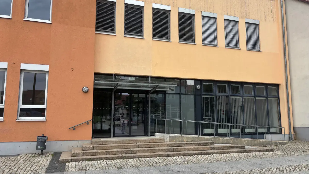 Die Poststraße 4 bis 5 am Markt in Lübben wird derzeit von der Stadt Lübben zur Miete angeboten.