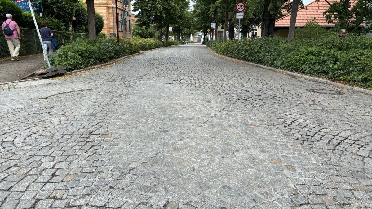 Das Pflaster auf dem Steindamm präsentiert sich schon geflickt und ausgebessert. Trotzdem ändert sich am miesen Fahrbahnbelag und dem damit verbundenen unkomfortablen Fahren kaum etwas.
