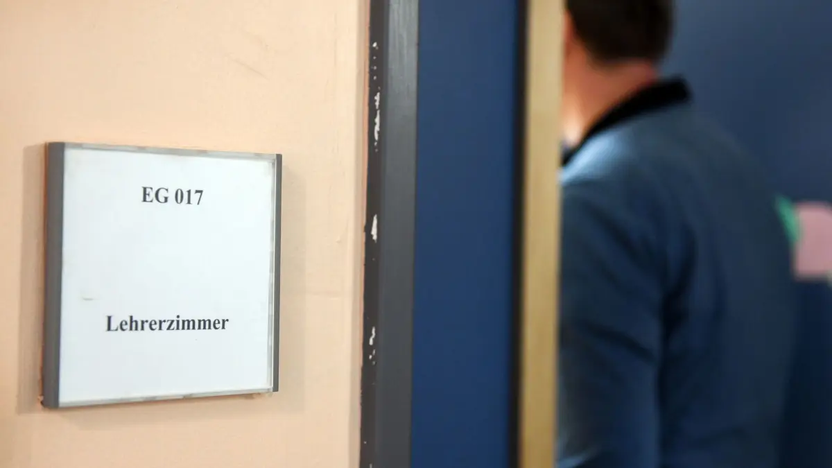Lehrer: ARCHIV - 10.01.2018, Berlin: Ein Mann geht an einem Schild vorbei, das den Weg zum Lehrerzimmer weist. Die Hälfte aller Pädagogen in Mecklenburg-Vorpommern ist 50 Jahre oder älter. (zu dpa: «Hoher Altersdurchschnitt bei MV-Lehrern - Teilzeit wächst») Foto: Maurizio Gambarini/dpa +++ dpa-Bildfunk +++