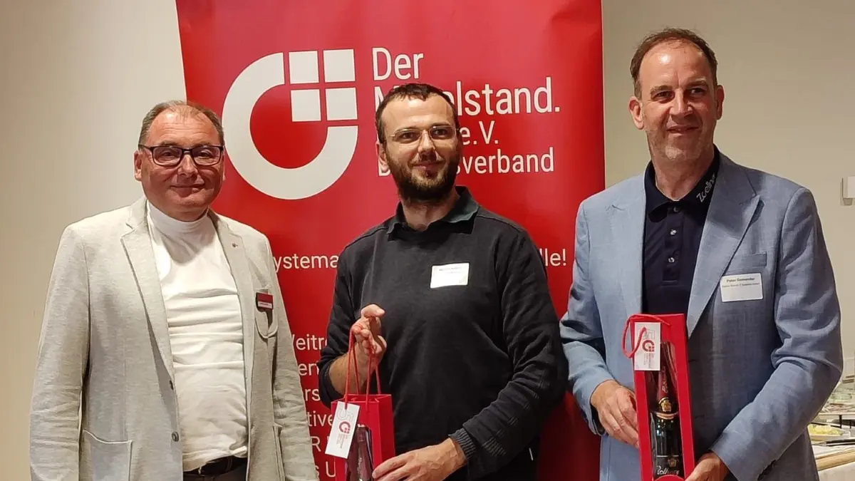 Digitale Impulse beim BVMW Business-Frühstück in Herzberg: Carsten Böhm (BVMW e.V.), Martin Lautsch (Mitte) (BTU Cottbus-Senftenberg, Experte für KI und Predictive Maintenance) und Peter Gemander im Gespräch über KI-Chatbots und Voicebots in der Unternehmenskommunikation.