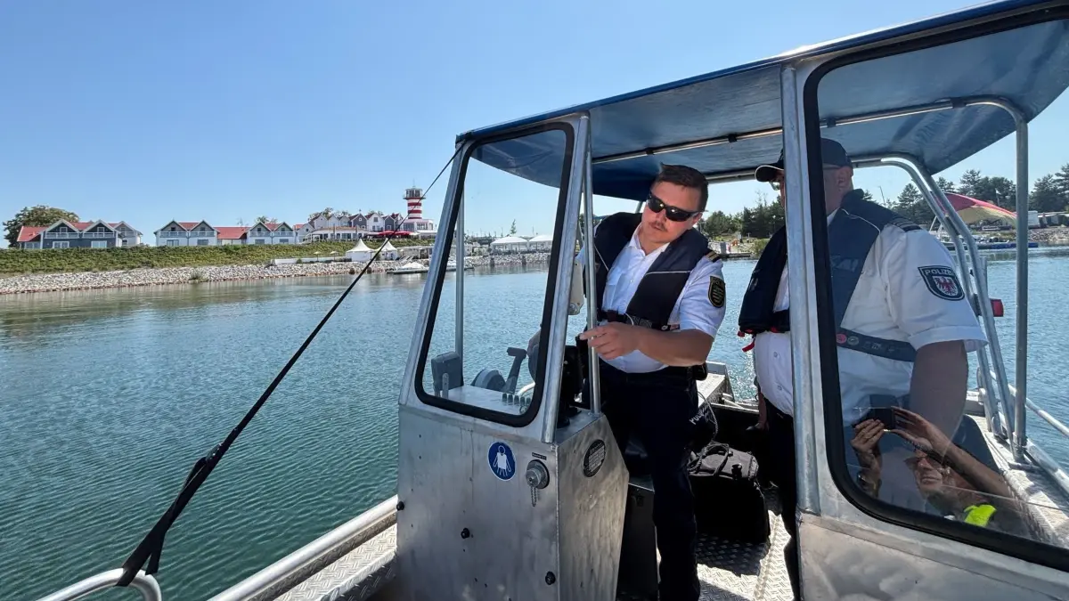 Die Wasserschutzpolizisten Christoph Kahl (Sachsen, l.) und Andreas Kühnel (Brandenburg) im gemeinsamen Einsatz auf dem Geierswalder See.
