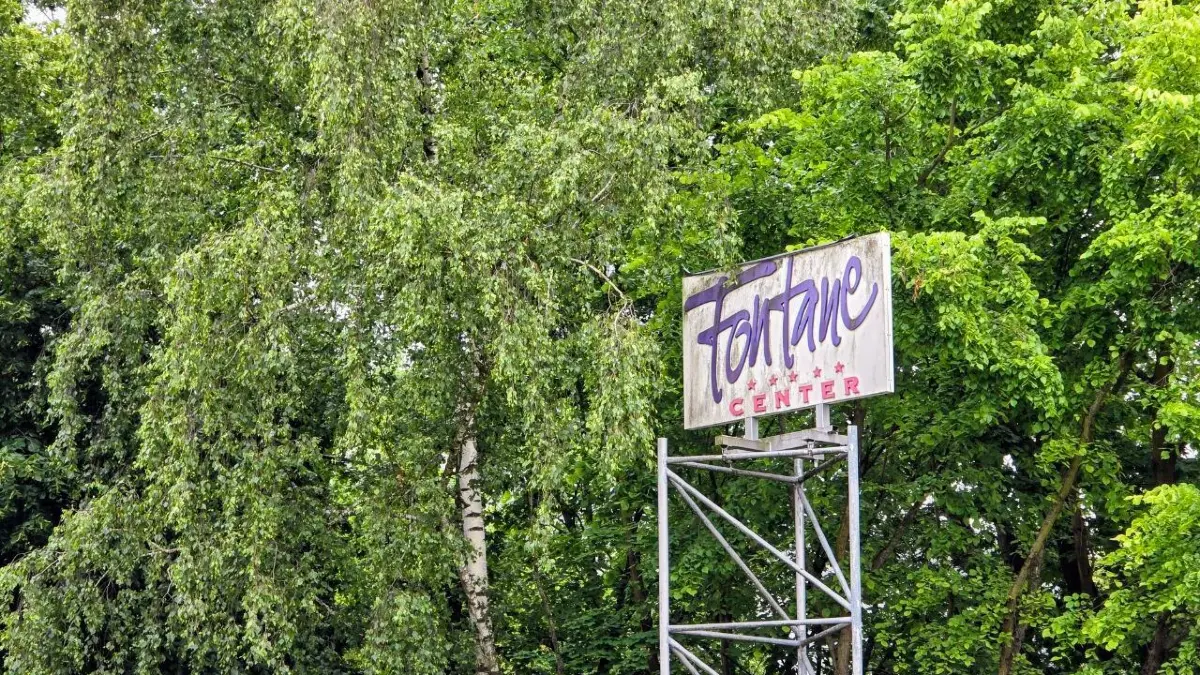 Das Schild des Fontane Centers an der Ecke Gerhart-Hauptmann-Straße und Luckenwalder Straße. Hier ist ab dem 18. August gesperrt.