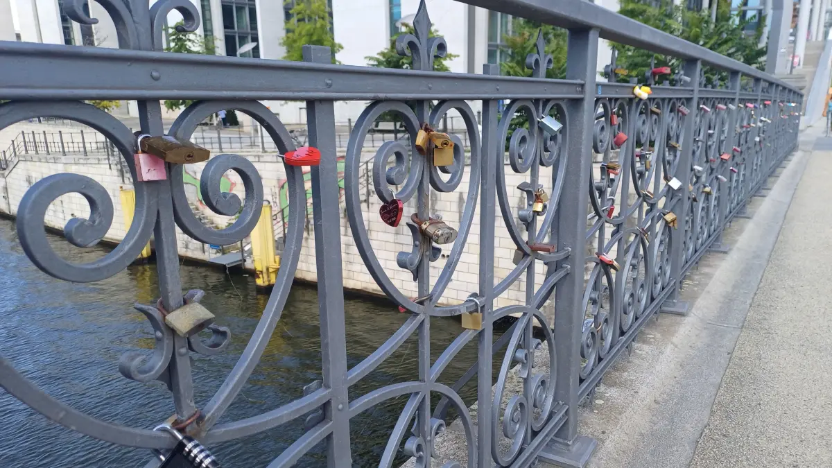 Das eiserne Brückengeländer an der Marschallbrücke in Berlin-Mitte ist noch verhältniswenig