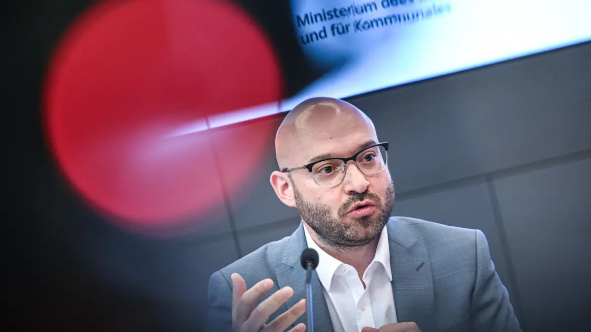 Einstufungsvermerk zur AfD Brandenburg als rechtsextrem: 14.08.2025, Brandenburg, Potsdam: René Wilke (parteilos), Minister des Innern und für Kommunales von Brandenburg, spricht zur Veröffentlichung eines Einstufungsvermerks zur AfD Brandenburg als rechtsextrem. Die AfD Brandenburg vertrete verfassungsfeindliche Positionen, teilte das Ministerium mit. Sie sei in hohem Maße fremdenfeindlich, zum Teil rassistisch, und richte sich vor allem gegen Muslime. Foto: Britta Pedersen/dpa +++ dpa-Bildfunk +++