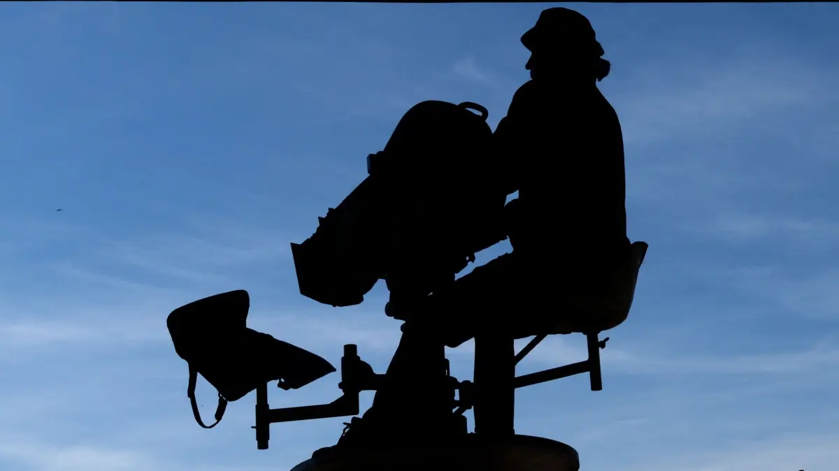 dpatopbilder - Eine alte Kamera mit einer Puppe als Kameramann hebt sich am 10.05.2016 auf dem Gelände des Filmparkes in Potsdam (Brandenburg) als Schatten vom blauen Himmel ab. Die DEFA, das volkseigene Filmstudio der DDR wurde vor 70 Jahren gegründet. Foto: Ralf Hirschberger/dpa (zu dpa-KORR "Kultfilme und Kellerfilme - 70 Jahre DEFA" vom 11.05.2016) ++ +++ dpa-Bildfunk +++
