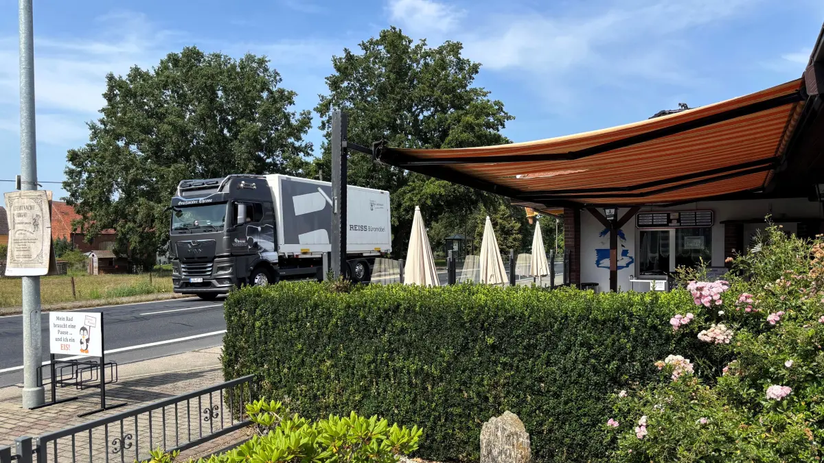 Vielleicht ist die Lage direkt an der Bundesstraße 101 etwas lauter, dafür bringt sie aber auch Laufkundschaft ins Haus.