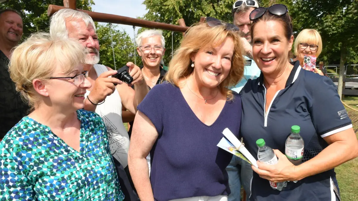 Katarina Witt dreht Runde in Elsterwerda im Miniaturenpark : Katarina Witt dreht Runde in Elsterwerda im Miniaturenpark
-