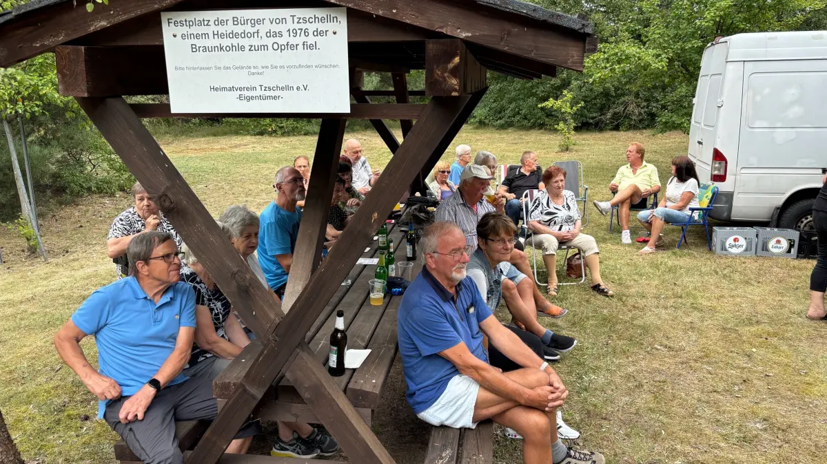 Seit der Jahrtausendwende gibt es die Ortserinnerungsstätte für Tzschelln zwischen Spreestraße und Spree. Alljährlich im August findet seitdem dort ein Picknick statt.