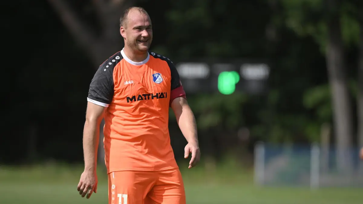 Fussball : Briesen (Mark) Waldstadion , Fussball Landespokal Brandenburg, Blau-Weiß Briesen - VFB Krieschow, lächelt Zuschauerkommentare weg Andy Hebler
FOTO BENK 16.08.2026