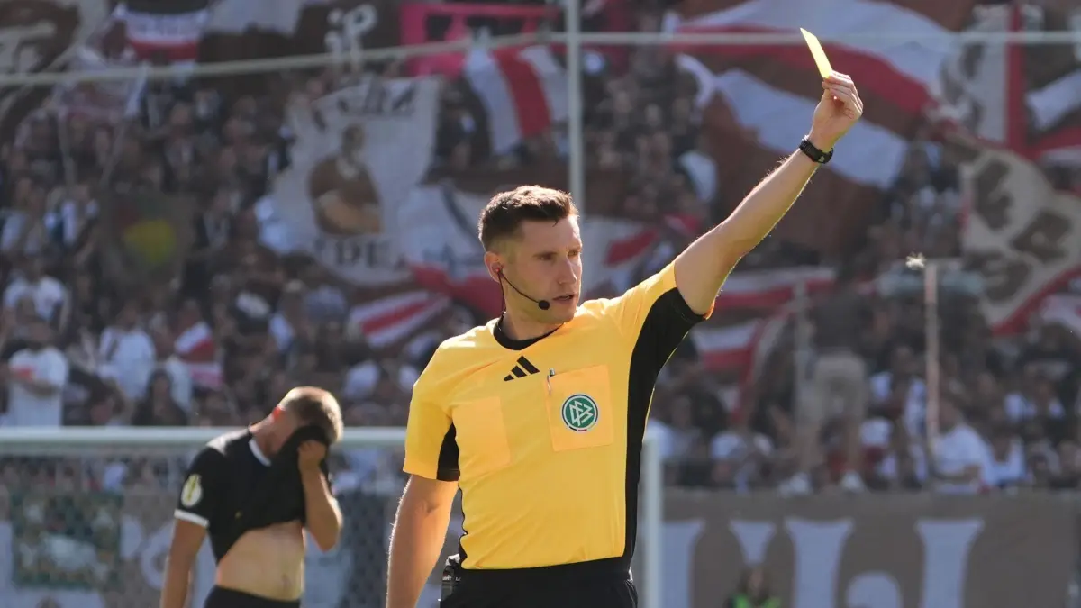 Eintracht Norderstedt - FC St. Pauli: 16.08.2025, Hamburg: Fußball: DFB-Pokal, 1. Runde, Eintracht Norderstedt - FC St. Pauli, im Millerntor-Stadion. Schiedsrichter Eric Weisbach in Aktion. Foto: Marcus Brandt/dpa - WICHTIGER HINWEIS: Gemäß den Vorgaben der DFL Deutsche Fußball Liga bzw. des DFB Deutscher Fußball-Bund ist es untersagt, in dem Stadion und/oder vom Spiel angefertigte Fotoaufnahmen in Form von Sequenzbildern und/oder videoähnlichen Fotostrecken zu verwerten bzw. verwerten zu lassen. +++ dpa-Bildfunk +++