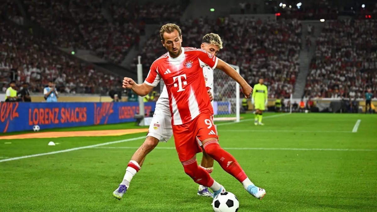 VfB Stuttgart - Bayern München: 16.08.2025, Baden-Württemberg, Stuttgart: Fußball: Franz-Beckenbauer-Supercup, VfB Stuttgart - FC Bayern München, MHPArena, Harry Kane (Bayern München) (vorne) und Atakan Karazor (VfB Stuttgart) kämpfen um den Ball. WICHTIGER HINWEIS: Gemäß den Vorgaben der DFL Deutsche Fußball Liga bzw. des DFB Deutscher Fußball-Bund ist es untersagt, in dem Stadion und/oder vom Spiel angefertigte Fotoaufnahmen in Form von Sequenzbildern und/oder videoähnlichen Fotostrecken zu verwerten bzw. verwerten zu lassen. Foto: Tom Weller/dpa +++ dpa-Bildfunk +++
