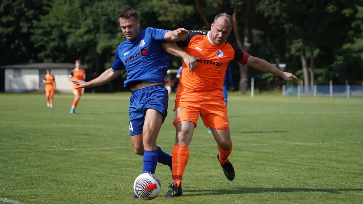 Fussball : Briesen (Mark) Waldstadion , Fussball Landespokal Brandenburg, Blau-Weiß Briesen - VFB Krieschow, Danilo Ballhorn gegen Andy Hebler r.
FOTO BENK 16.08.2026