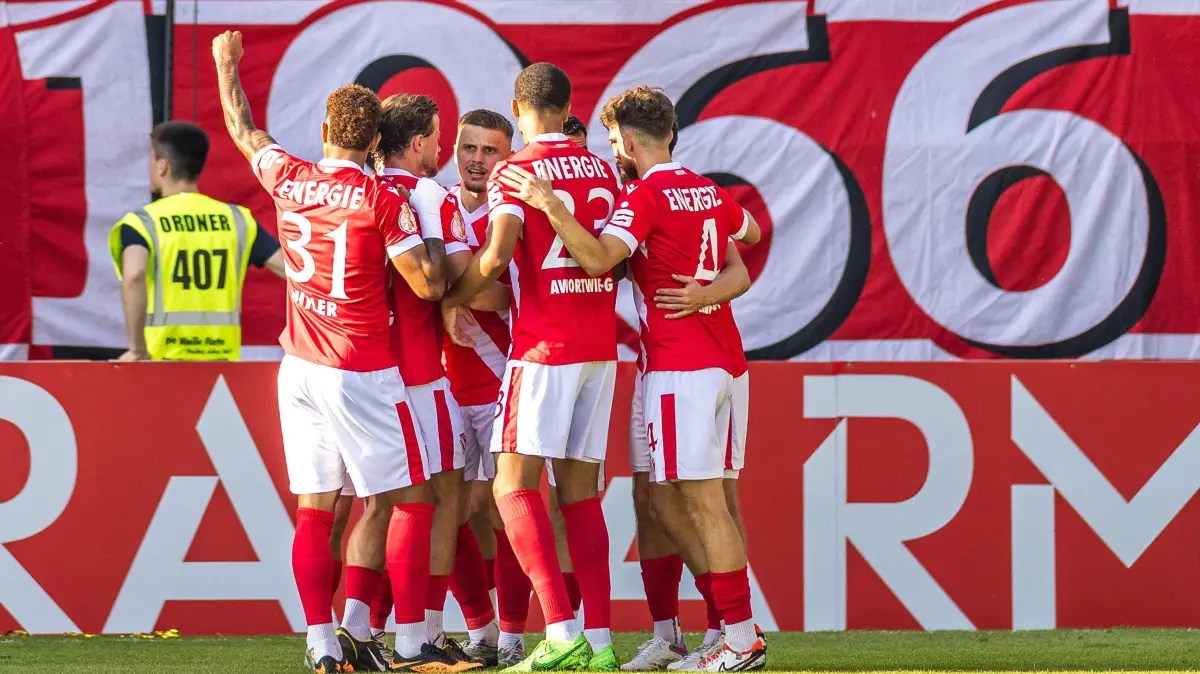 DFB-Pokal 2025/26 1. Runde, FC Energie Cottbus vs. Hannover 96: DFB-Pokal 2025/26 1. Runde, FC Energie Cottbus vs. Hannover 96: Spieler von Energie Cottbus jubeln nach dem 1:0