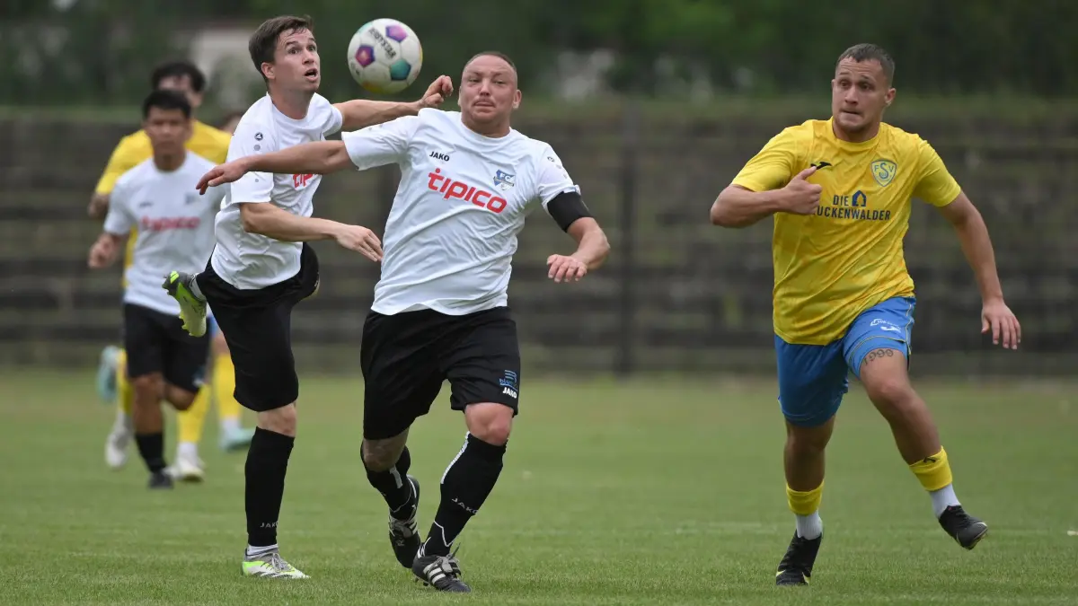Fussball : Eisenhüttenstadt Stadion Waldstraße, Fussball Landespokal Brandenburg, FC Eisenhüttenstadt - FSV Luckenwalde, v.l. Erik Schack, SF Tony Wernicke und Lucas Will
FOTO BENK 16.08.2026