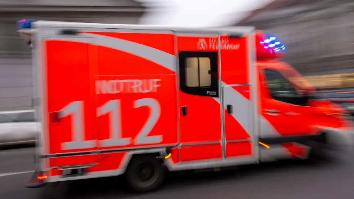Rettungswagen - Symbolbild: ARCHIV - 08.02.2024, Berlin: Ein Rettungswagen fährt mit Blaulicht zum Einsatz. (zu dpa: «Arbeiter stirbt nach Gabelstapler-Unfall») Foto: Monika Skolimowska/dpa +++ dpa-Bildfunk +++