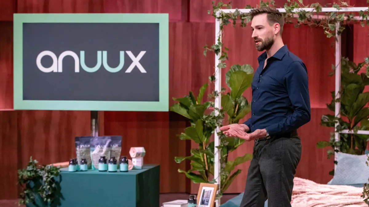 Marius Baumgärtel präsentiert mit anuxx ein pflanzliches Nahrungsergänzungsmittel.
