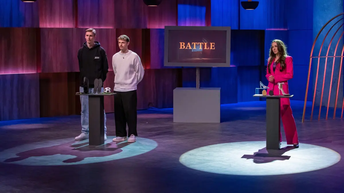 Im Battle treten Zoltra Grip mit den Gründern Mark Heinzelmann (l.) und Elias Wiesener gegen Aerostiletto mit Gründerin Jessica Pallentin an. Wer kann die Löwinnen und Löwen überzeugen – und darf weiterpitchen?