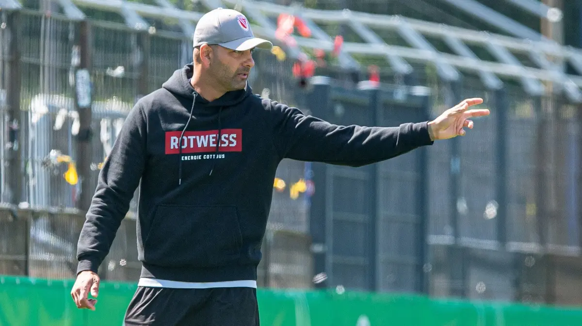 U19 Hertha BSC - Energie Cottbus 2025/26: Fussball, A-Junioren, Saison 2025/2026, DFB-Nachwuchsliga (3. Spieltag, Vorrunde Gruppe C, Hertha BSC U19 - FC Energie Cottbus U19, Trainer Alain Karim (Cottbus), 20.08. 2025, Foto: Sebastian Räppold / Matthias Koch