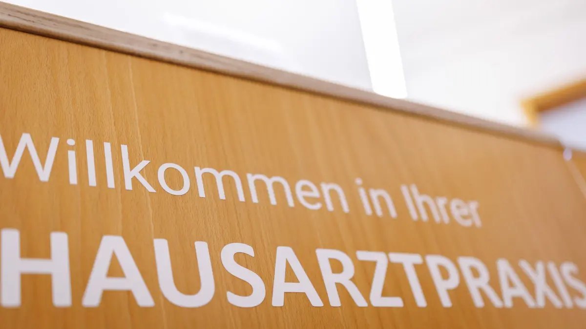 Hausarztpraxis: ARCHIV - 17.03.2025, Bayern, Nürnberg: «Willkommen in Ihrer Hausarztpraxis» steht am Empfang in einer Arztpraxis. (zu dpa: «Hausärzte finden Praxisgebühr unsozial und womöglich gefährlich») Foto: Daniel Karmann/dpa +++ dpa-Bildfunk +++