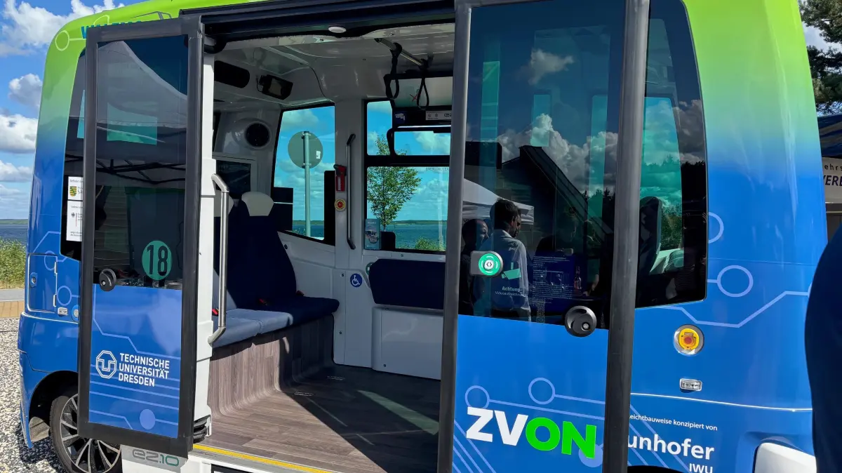 Bitte einsteigen - in den ÖPNV der Zukunft. Dafür laufen mit dem Selbstfahrbus Walemobase am Bärwalder See weitere Testfahrten.