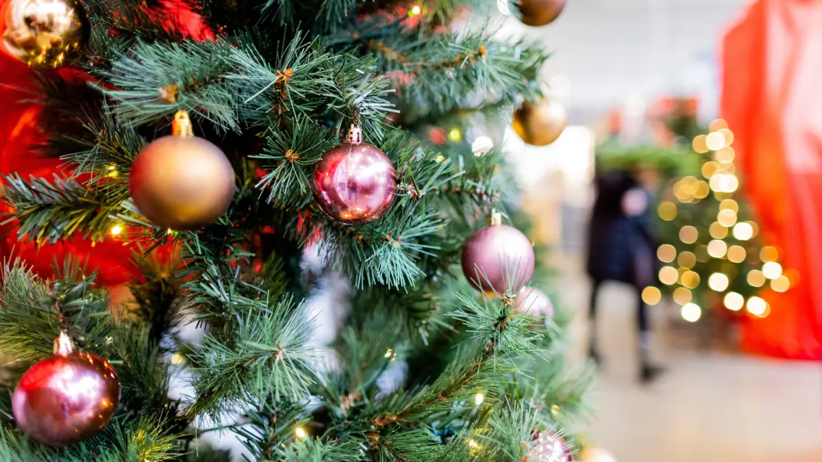 Ein mit Weihnachtsbaumkugeln geschmückter Weihnachtsbaum aus Kunststoff (PVC) steht in einem Toom Baumarkt zum Verkauf. (zu dpa: "Nachhaltige Weihnachten: Welcher ist der beste Baum für die Umwelt?") +++ dpa-Bildfunk +++