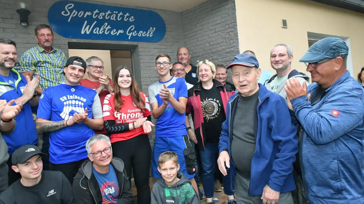 Hohe Ehrung für außergewöhnlichen Sportler in Zeischa – Namensvergabe zum 75. Jubiläum der Kegler an Walter Gesell : Hohe Ehrung für außergewöhnlichen Sportler in Zeischa – Namensvergabe zum 75. Jubiläum der Kegler an Walter Gesell
- Walter Gesell 3. v.r.