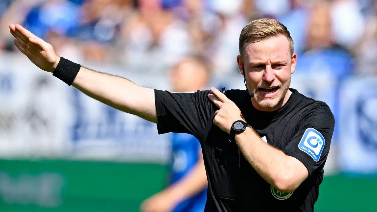 Darmstadt 98 - Hertha BSC: 24.08.2025, Hessen, Darmstadt: Fußball: 2. Bundesliga, Darmstadt 98 - Hertha BSC, 3. Spieltag, Merck-Stadion am Böllenfalltor. Schiedsrichter Lars Erbst gestikuliert. Foto: Uwe Anspach/dpa - WICHTIGER HINWEIS: Gemäß den Vorgaben der DFL Deutsche Fußball Liga bzw. des DFB Deutscher Fußball-Bund ist es untersagt, in dem Stadion und/oder vom Spiel angefertigte Fotoaufnahmen in Form von Sequenzbildern und/oder videoähnlichen Fotostrecken zu verwerten bzw. verwerten zu lassen. +++ dpa-Bildfunk +++