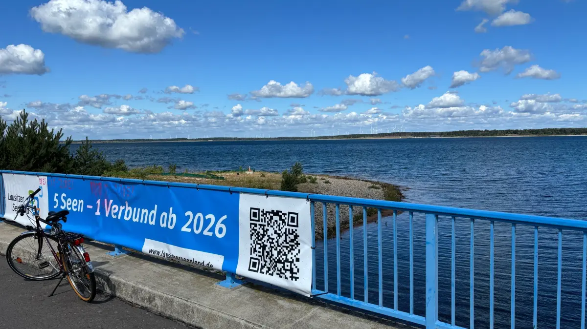 Diese großen Banner sorgen an mehreren Seenland-Brücken bei den Passanten für Aufsehen. Das Exemplar am Rosendorfer Kanal (Foto) wurde allerdings bereits von bislang Unbekannten beschmiert.