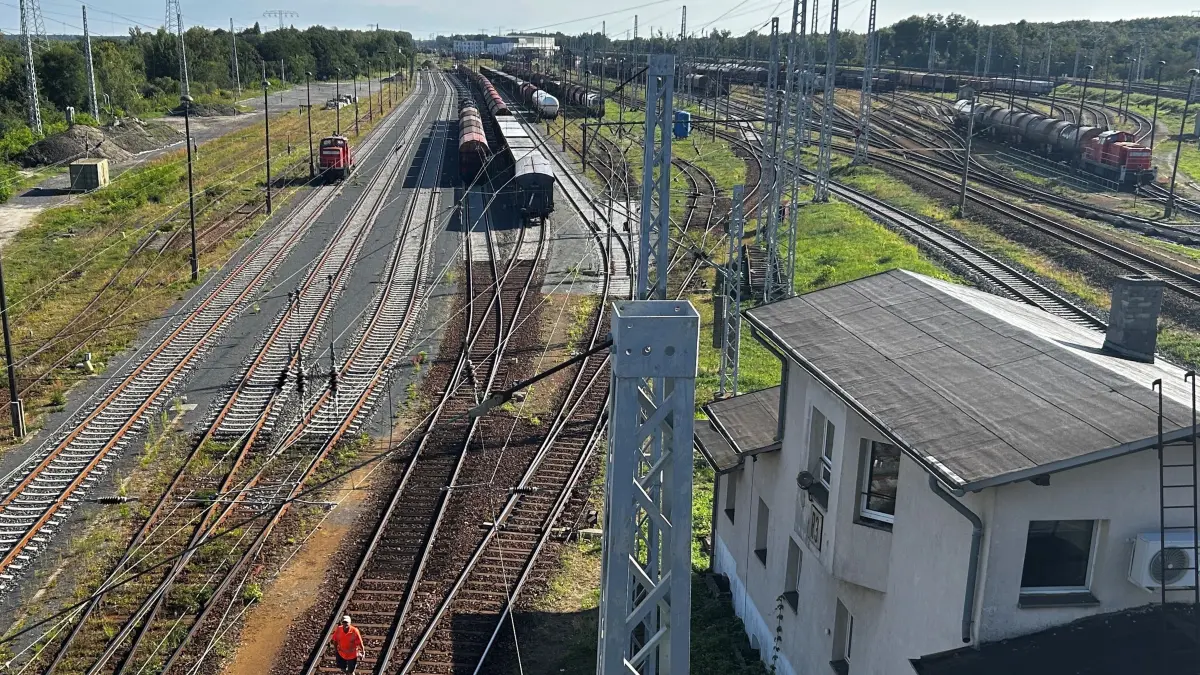 Das Bahnwerk in Senftenberg (im Bild ganz hinten) fällt dem Sparkurs der DB Cargo zum Opfer. Die Werkstatt soll geschlossen werden, bestätigt der Konzern.