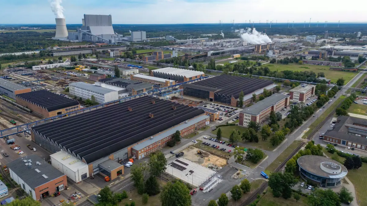 70 Jahre Grundsteinlegung Industriepark Schwarze Pumpe: 21.08.2025, Brandenburg, Schwarze Pumpe: Der Industriepark Schwarze Pumpe (ISP) im südlichen Brandenburg an der Landesgrenze zu Sachsen (Luftaufnahme mit einer Drohne). Der Industriepark Schwarze Pumpe feiert sein 70-jähriges Bestehen mit einem besonderen Ereignis. Am Samstag, den 30. August 2025, laden die Unternehmen des Industrieparks unter Leitung des Zweckverbandes Industriepark Schwarze Pumpe von 10 bis 16 Uhr zum Tag der offenen Tür ein. Foto: Patrick Pleul/dpa +++ dpa-Bildfunk +++