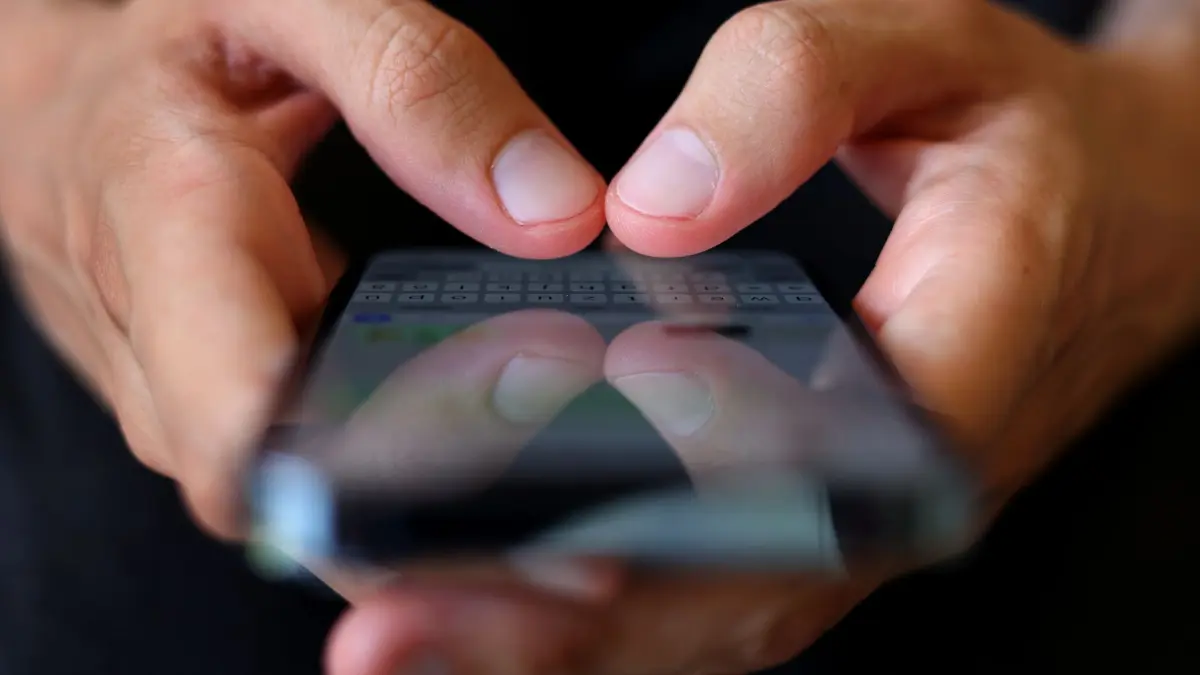 Smartphone: ILLUSTRATION - 06.07.2022, Bayern, Augsburg: Person hält Handy in der Hand. Betrüger setzen mittlerweile auch auf QR-Codes, um etwa an Parkscheinautomaten oder beim Online-Shopping Menschen um ihr Geld zu bringen. (zu dpa: «Betrug mit QR-Codes - «Quishing» in Thüringen») Foto: Karl-Josef Hildenbrand/dpa +++ dpa-Bildfunk +++