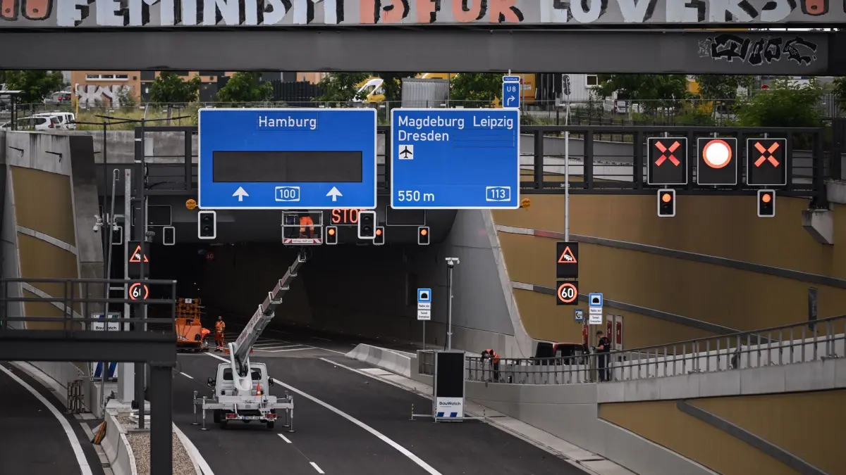 Vor der Eröffnung des 16. Abschnitts der A100