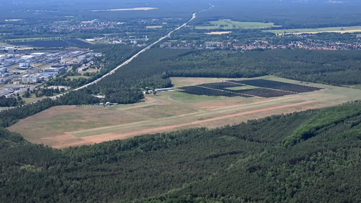 Der ehemalige Flugplatz Schwarzheide/Schipkau unweit des BASF-Areals misst rund 130 Hektar.