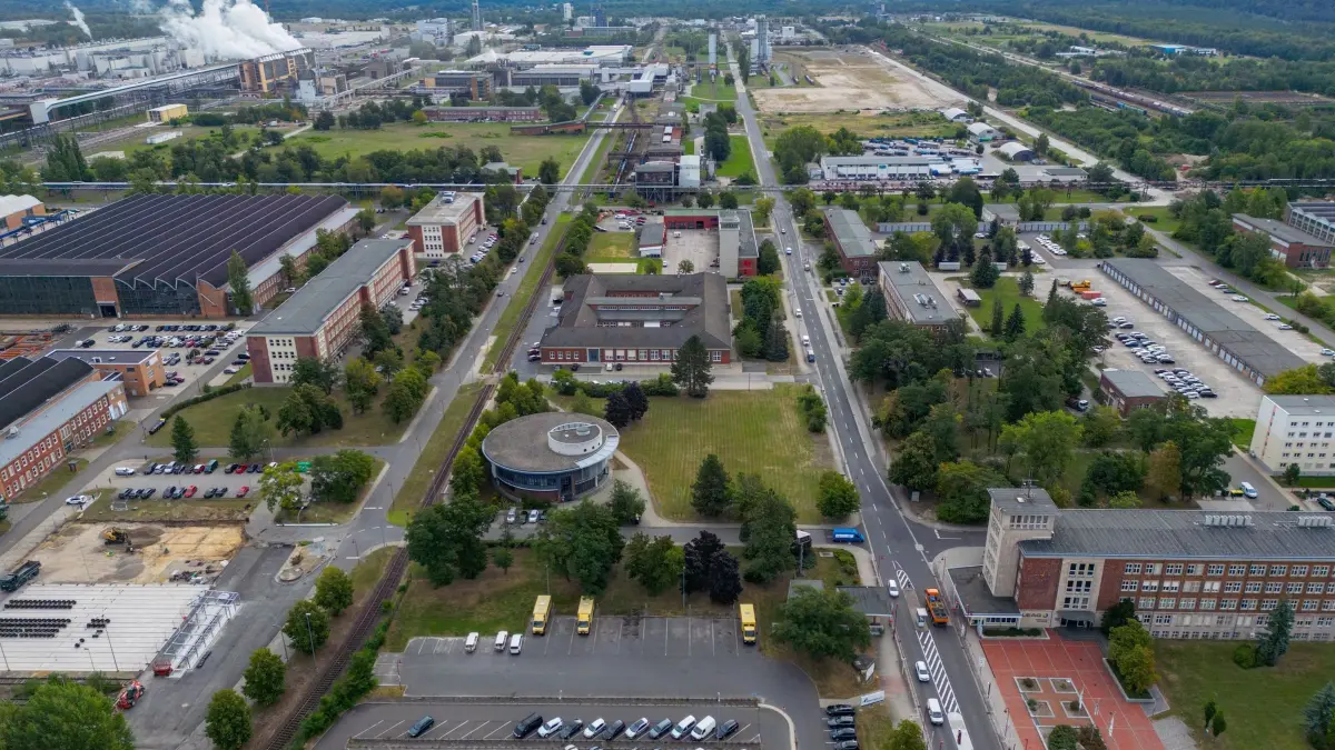 70 Jahre Grundsteinlegung Industriepark Schwarze Pumpe: 21.08.2025, Brandenburg, Schwarze Pumpe: Der Industriepark Schwarze Pumpe (ISP) im südlichen Brandenburg an der Landesgrenze zu Sachsen (Luftaufnahme mit einer Drohne). Der Industriepark Schwarze Pumpe feiert sein 70-jähriges Bestehen mit einem besonderen Ereignis. Am Samstag, den 30. August 2025, laden die Unternehmen des Industrieparks unter Leitung des Zweckverbandes Industriepark Schwarze Pumpe von 10 bis 16 Uhr zum Tag der offenen Tür ein. Foto: Patrick Pleul/dpa +++ dpa-Bildfunk +++