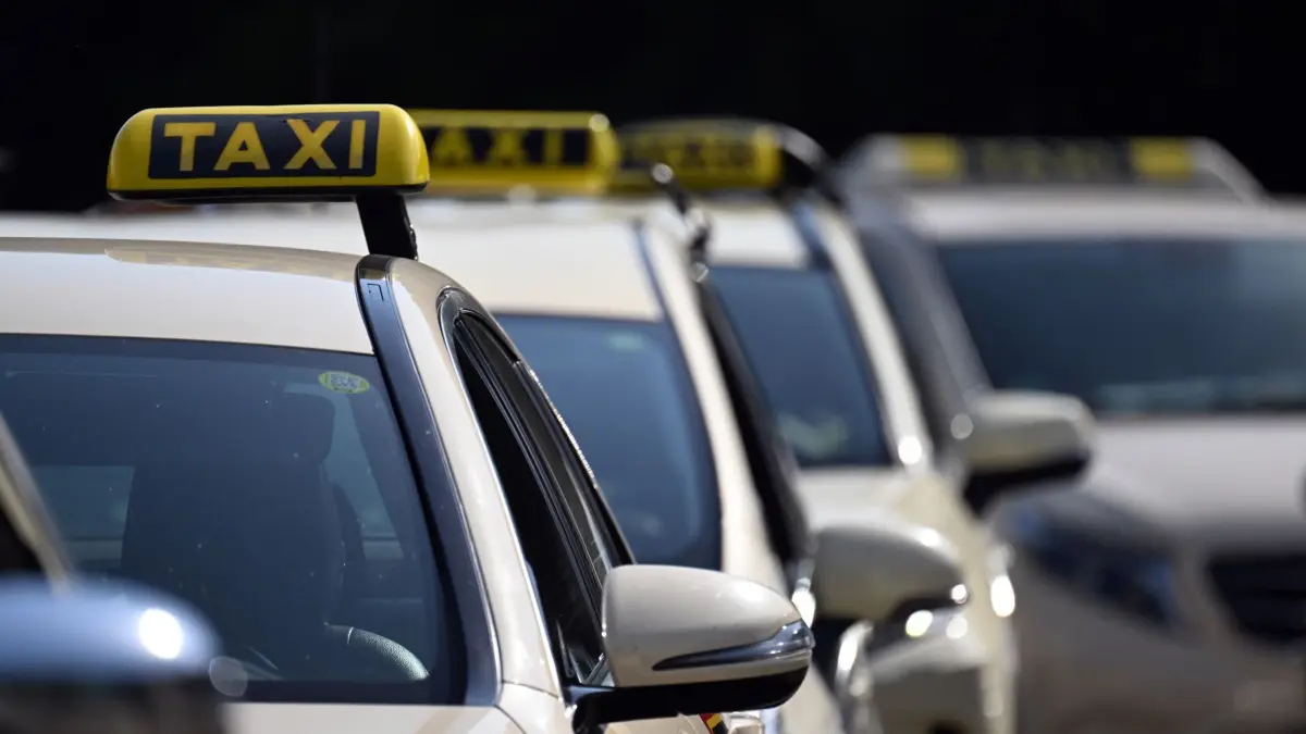 Taxis: ARCHIV - 02.07.2025, Nordrhein-Westfalen, Düsseldorf: Taxis stehen auf Seitenstreifen (zu dpa: «Taxiunternehmer unterschlägt 440.000 Euro – Bewährungsstrafe») Foto: Federico Gambarini/dpa +++ dpa-Bildfunk +++