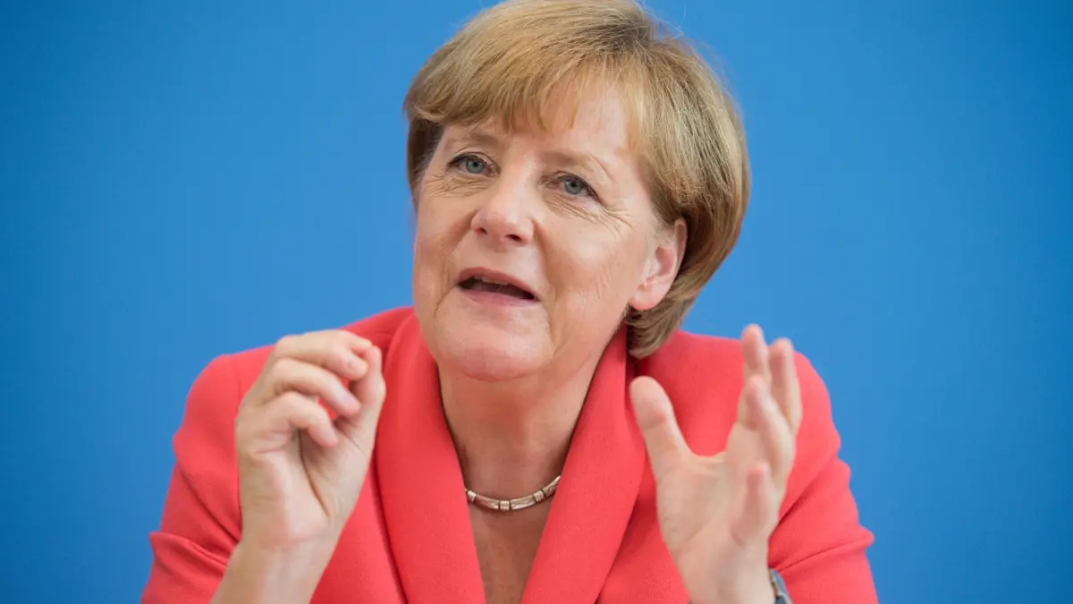 Merkel sagt „Wir schaffen das“: ARCHIV - 31.08.2015, Berlin: Bundeskanzlerin Angela Merkel (CDU) äußert sich am 31. August in der traditionellen Sommer-Pressekonferenz in Berlin. Bei dieser Gelegenheit sagt sie ihr berühmtes «Wir schaffen das». (zu dpa: «Zehn Jahre Streit um drei Worte – «Wir schaffen das»») Foto: Bernd von Jutrczenka/dpa +++ dpa-Bildfunk +++
