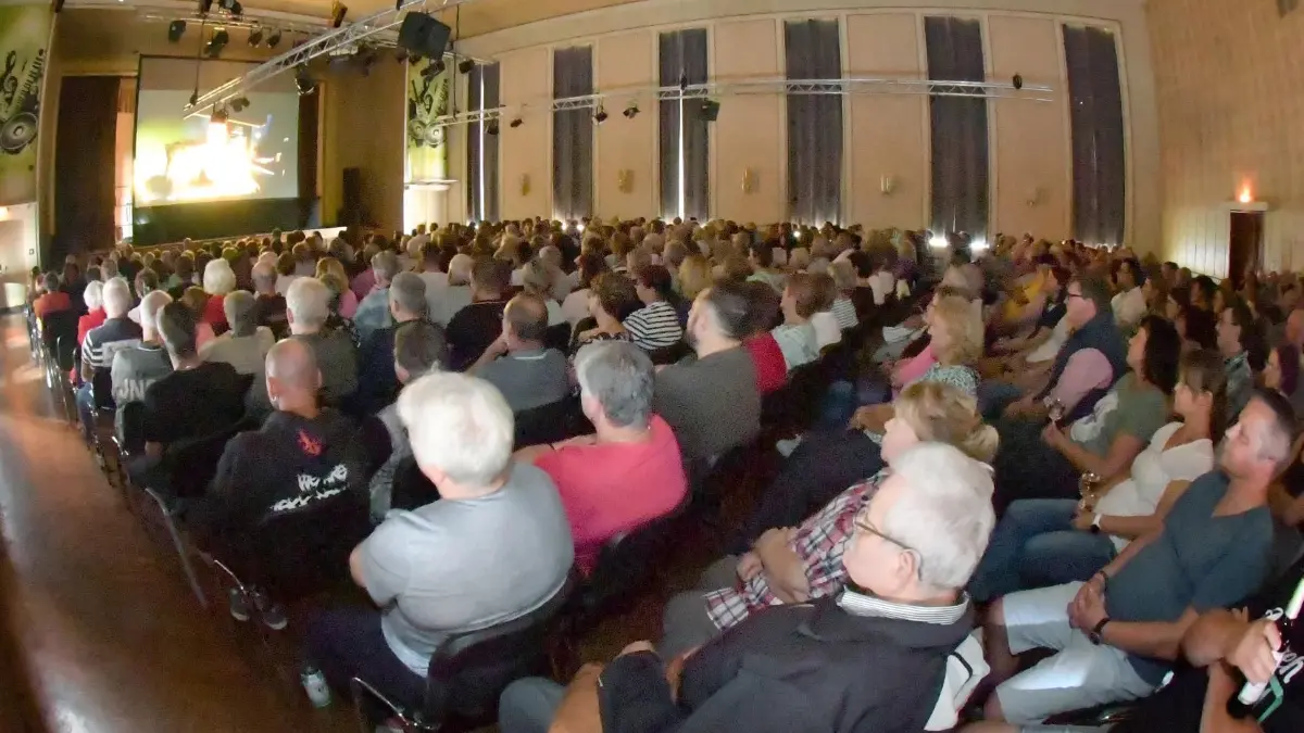 Sondervorstellungen im 2 x voll besetzten Kulturhaus Plessa bei - Wilma will mehr -: Sondervorstellungen im 2 x voll besetzten Kulturhaus Plessa bei - Wilma will mehr -
- Was will man mehr ? Zwei voll besetzte Vorstellungen mit je ca. 400 Besuchern hat der teilweise in Plessa gedrehte Film -Wilma will mehr - dem Plessaer Kulturhaus beschert.