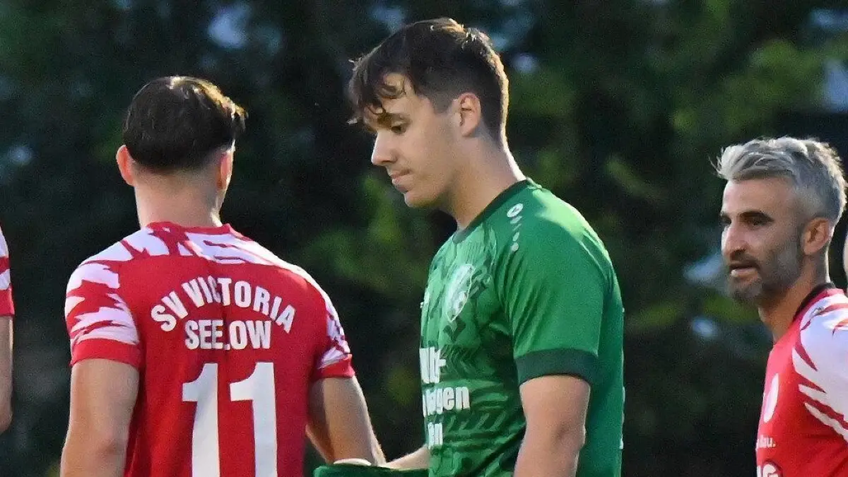 Fussball : Seelow, Fussball Landesliga Süd Punktspiel, Victoria Seelow -Grün-Weiß Lübben, v.l. Kay Raschke, Tobi Labes, Elias Wroblewski, Lennard Flaig, Marco Rossak, Jonas Bergan, Anastasios Alexandropoulos und Paul Bechmann nach einem Tor
FOTO BENK 29.08.2025